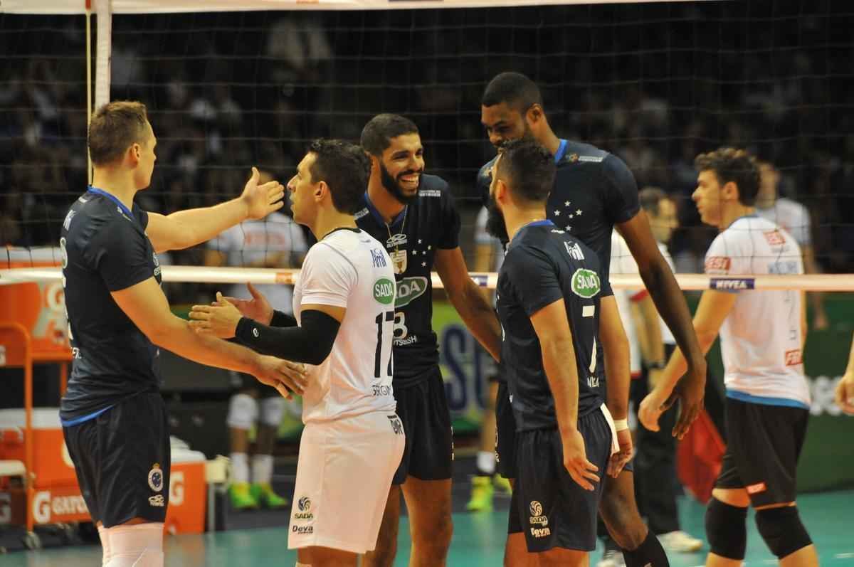 Imagens da premiao, da festa do time e da torcida cruzeirense no Mineirinho com o tri da Superliga