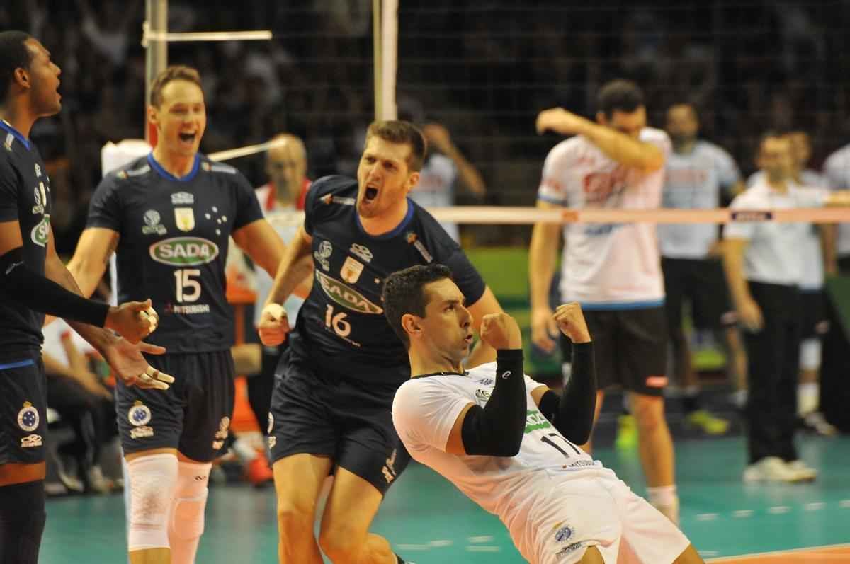 Imagens da premiao, da festa do time e da torcida cruzeirense no Mineirinho com o tri da Superliga