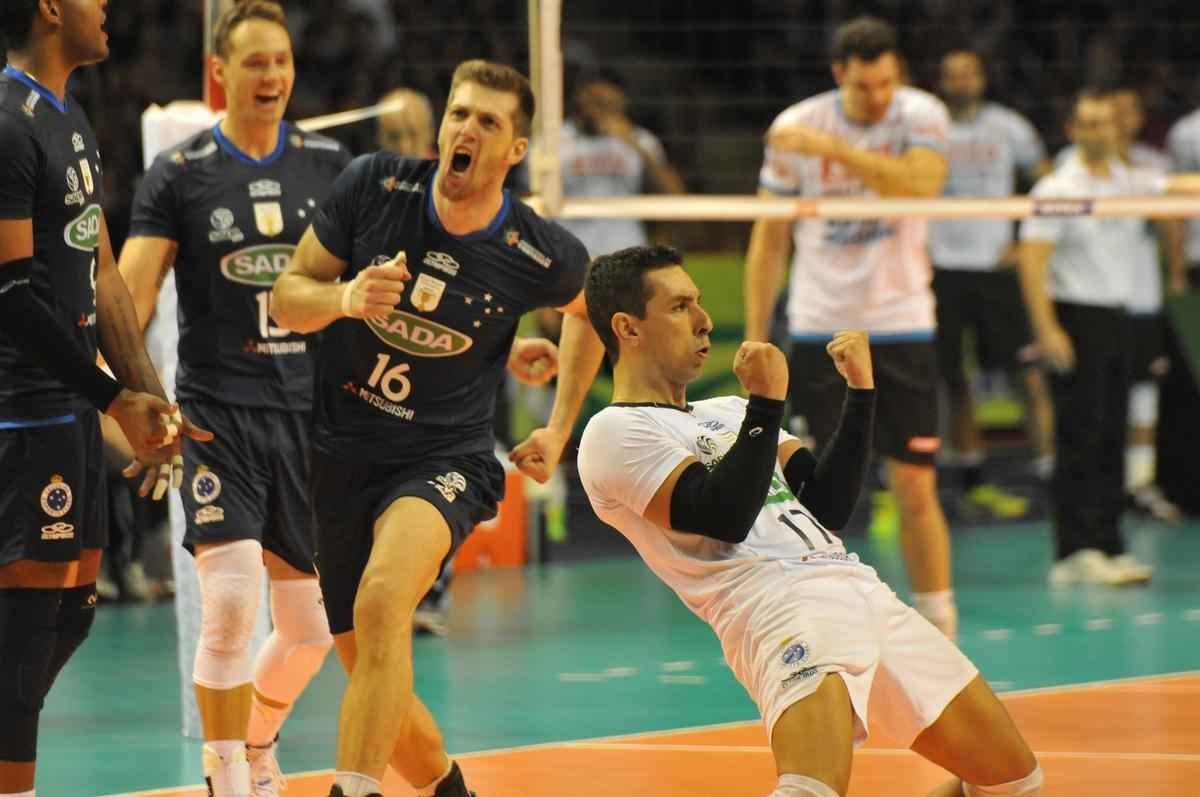 Imagens da premiao, da festa do time e da torcida cruzeirense no Mineirinho com o tri da Superliga