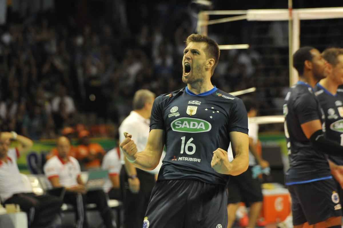 Imagens da premiao, da festa do time e da torcida cruzeirense no Mineirinho com o tri da Superliga