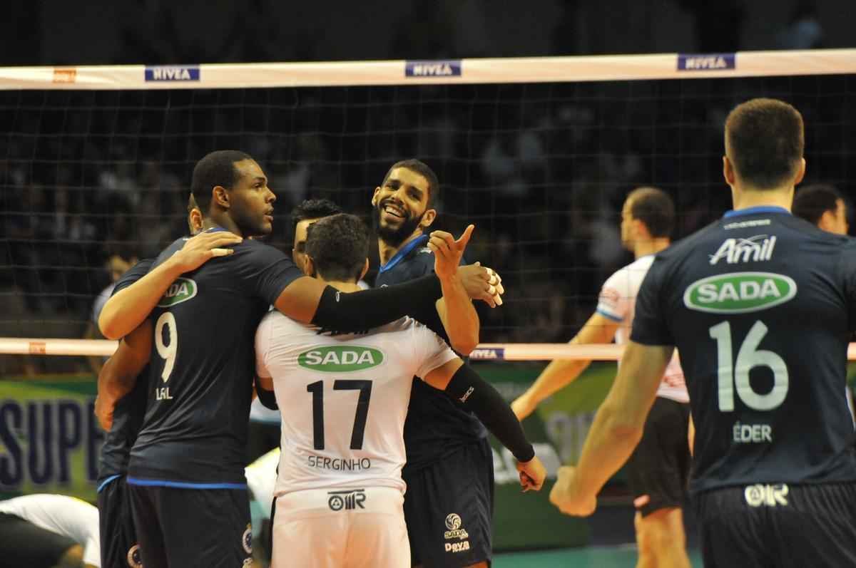Imagens da premiao, da festa do time e da torcida cruzeirense no Mineirinho com o tri da Superliga