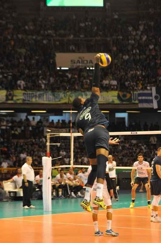 Imagens da premiao, da festa do time e da torcida cruzeirense no Mineirinho com o tri da Superliga