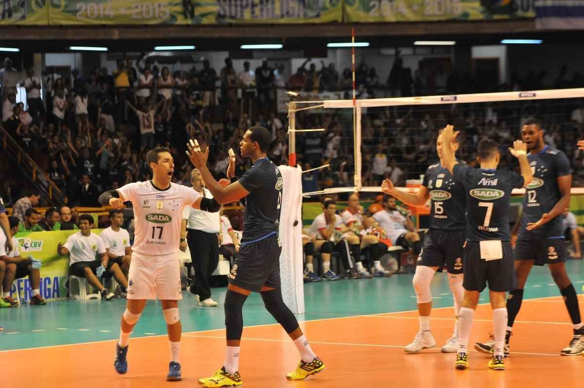 Imagens da premiao, da festa do time e da torcida cruzeirense no Mineirinho com o tri da Superliga