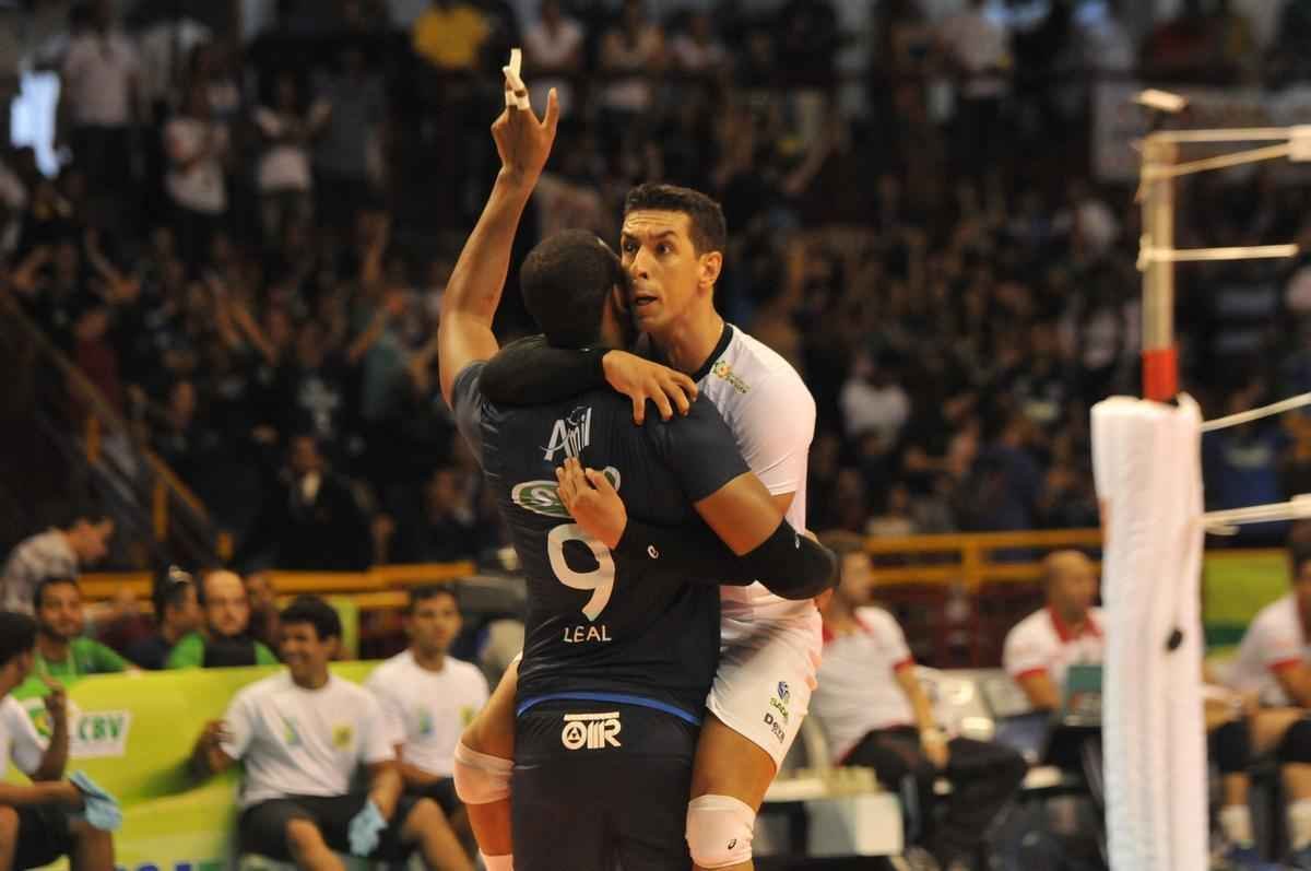 Imagens da premiao, da festa do time e da torcida cruzeirense no Mineirinho com o tri da Superliga