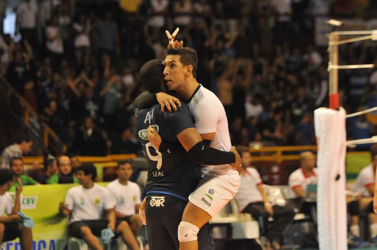 Imagens da premiao, da festa do time e da torcida cruzeirense no Mineirinho com o tri da Superliga