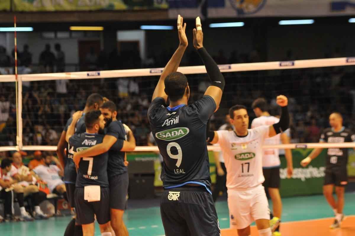 Imagens da premiao, da festa do time e da torcida cruzeirense no Mineirinho com o tri da Superliga