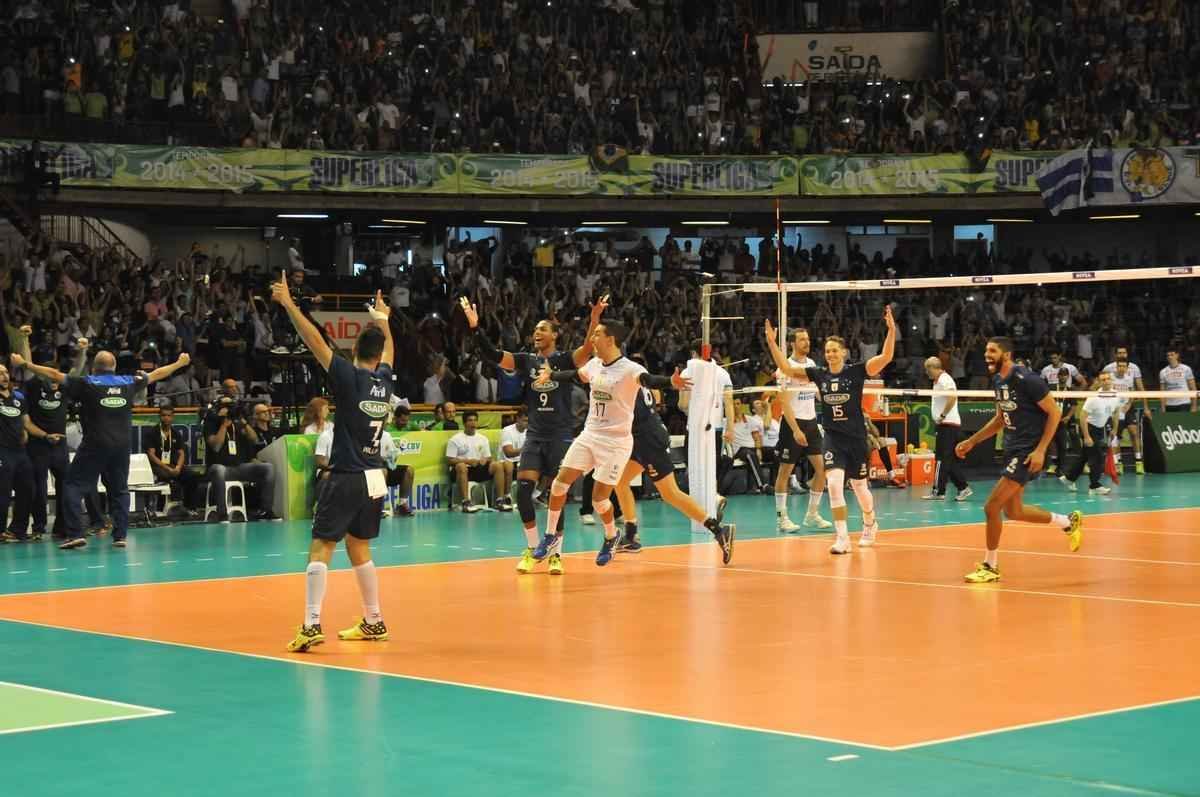 Imagens da premiao, da festa do time e da torcida cruzeirense no Mineirinho com o tri da Superliga