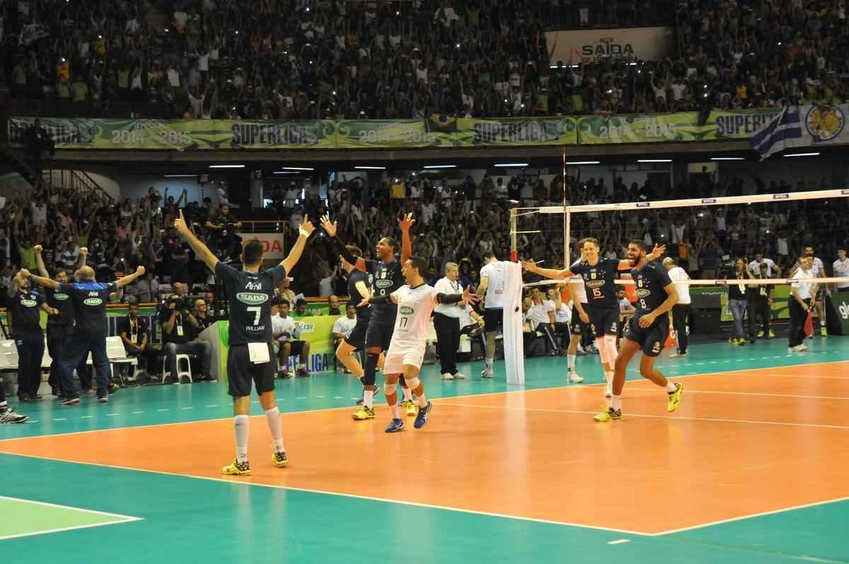 Imagens da premiao, da festa do time e da torcida cruzeirense no Mineirinho com o tri da Superliga