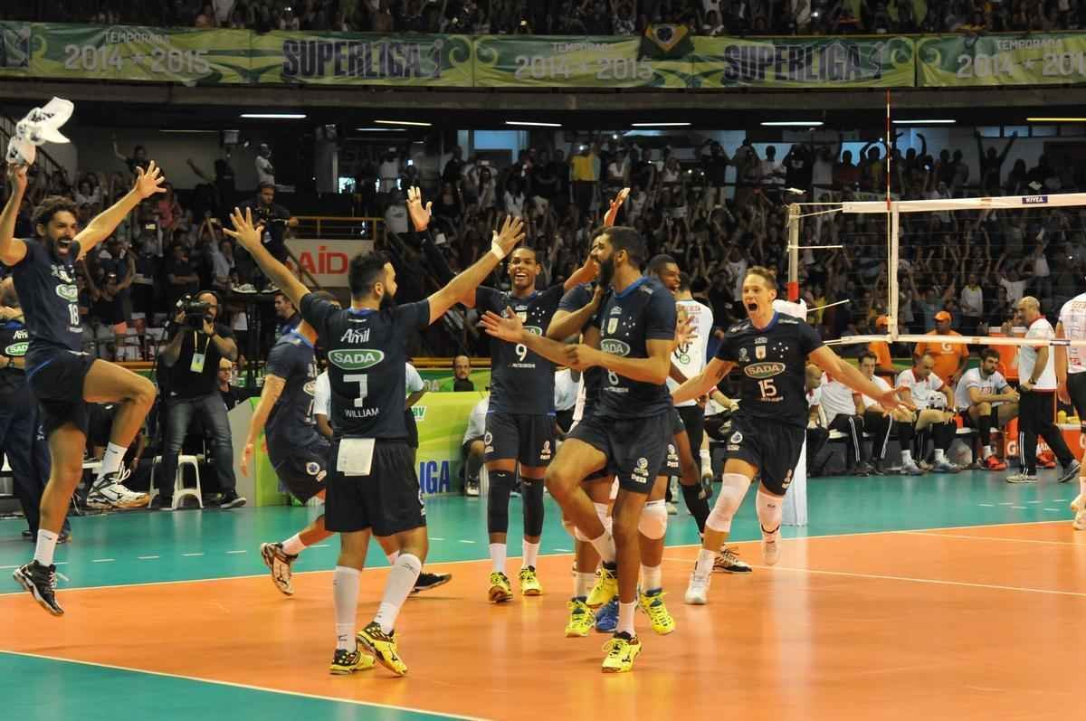 Imagens da premiao, da festa do time e da torcida cruzeirense no Mineirinho com o tri da Superliga