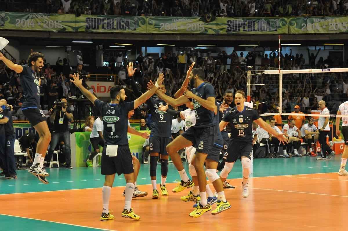 Imagens da premiao, da festa do time e da torcida cruzeirense no Mineirinho com o tri da Superliga
