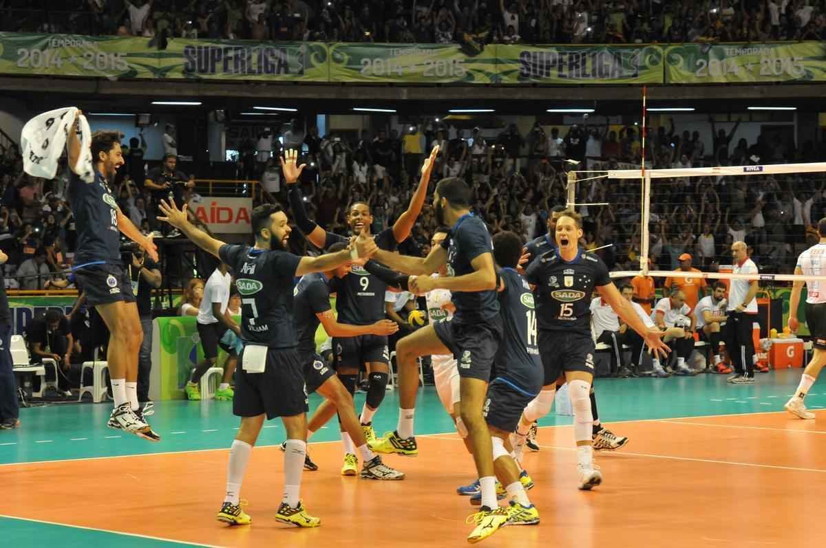 Imagens da premiao, da festa do time e da torcida cruzeirense no Mineirinho com o tri da Superliga