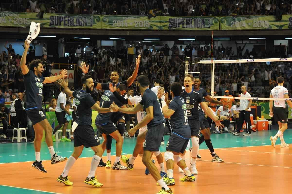 Imagens da premiao, da festa do time e da torcida cruzeirense no Mineirinho com o tri da Superliga