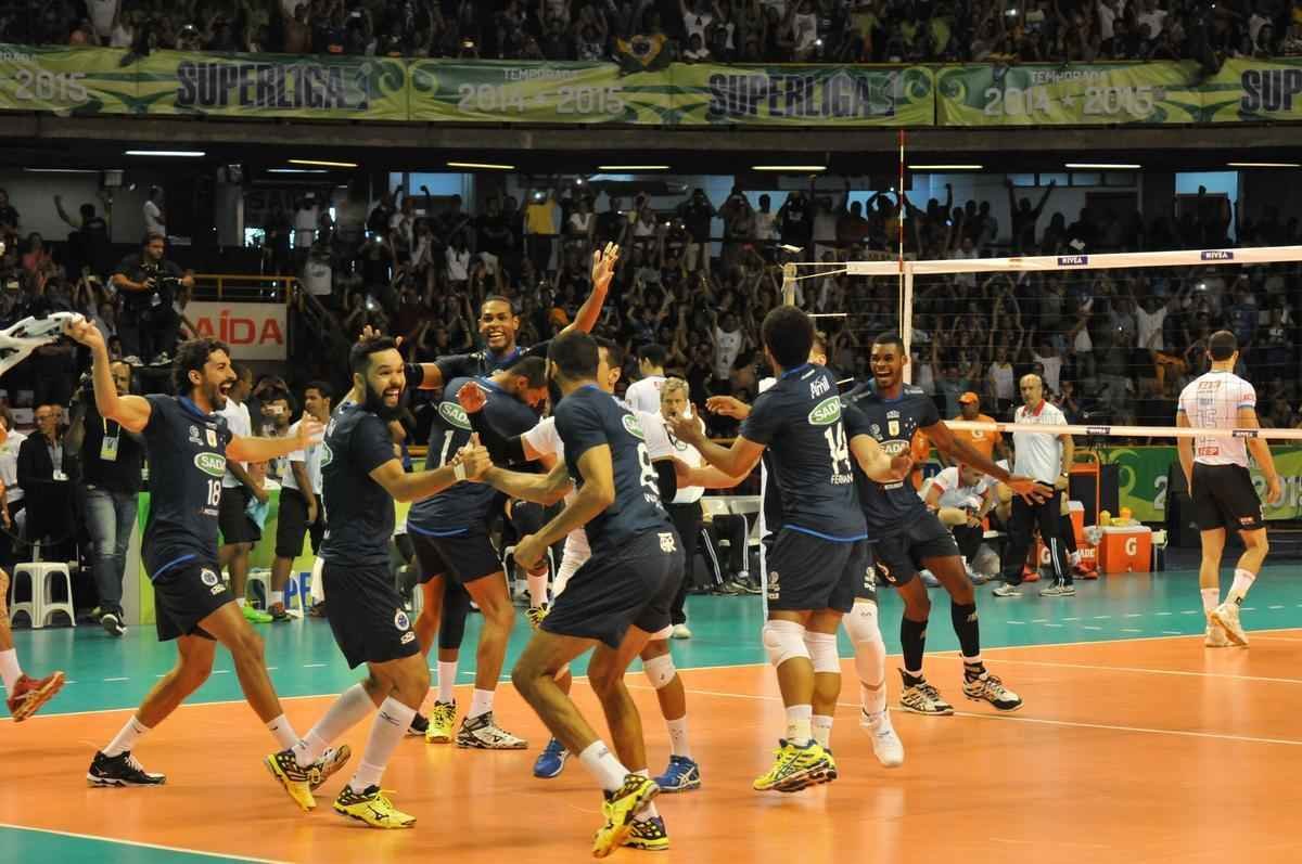 Imagens da premiao, da festa do time e da torcida cruzeirense no Mineirinho com o tri da Superliga
