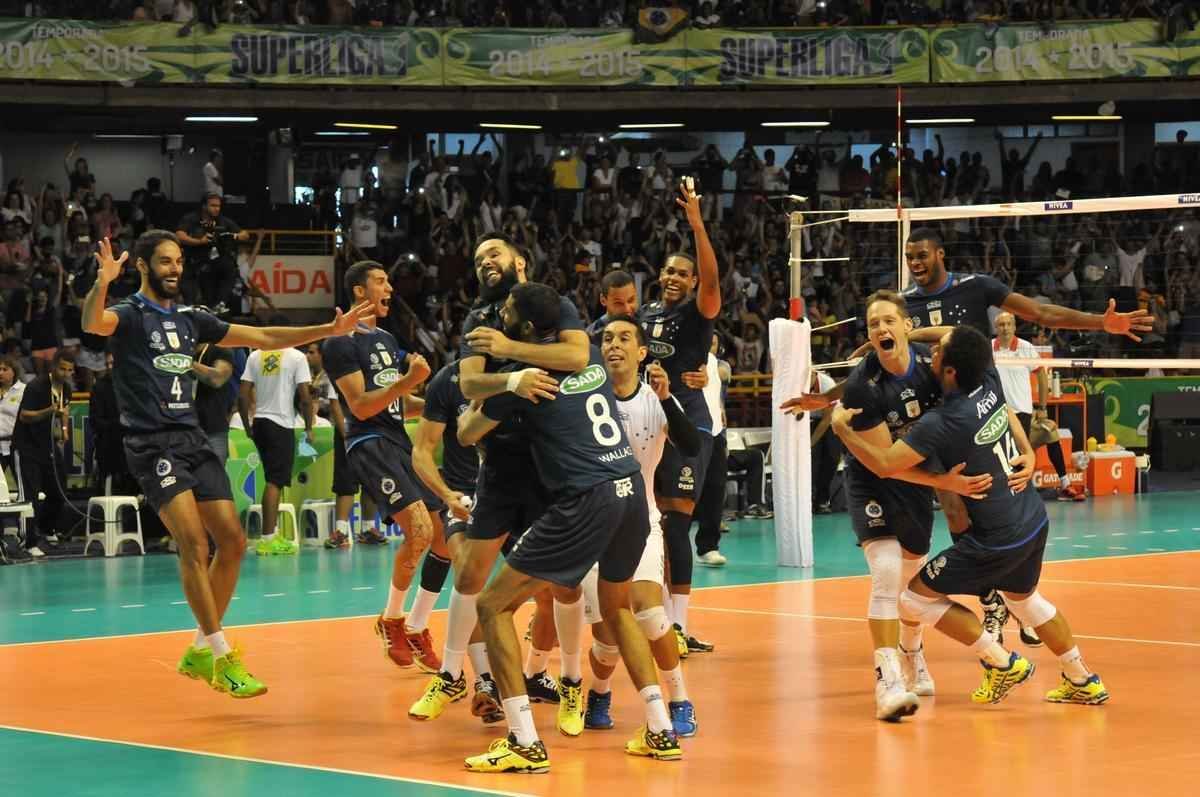 Imagens da premiao, da festa do time e da torcida cruzeirense no Mineirinho com o tri da Superliga