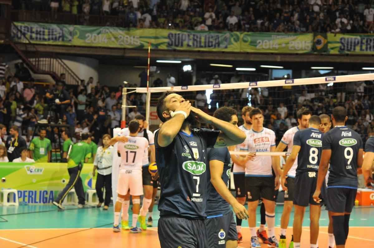 Imagens da premiao, da festa do time e da torcida cruzeirense no Mineirinho com o tri da Superliga