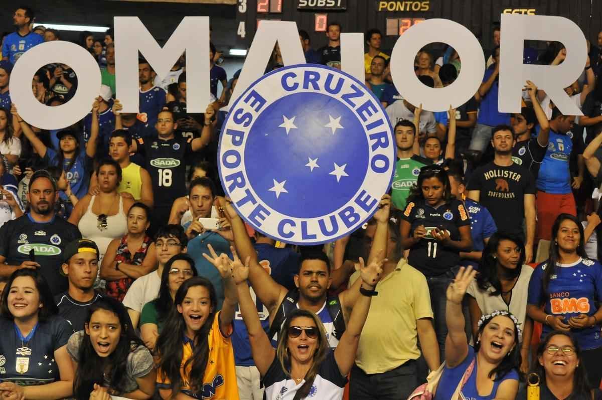 Imagens da premiao, da festa do time e da torcida cruzeirense no Mineirinho com o tri da Superliga
