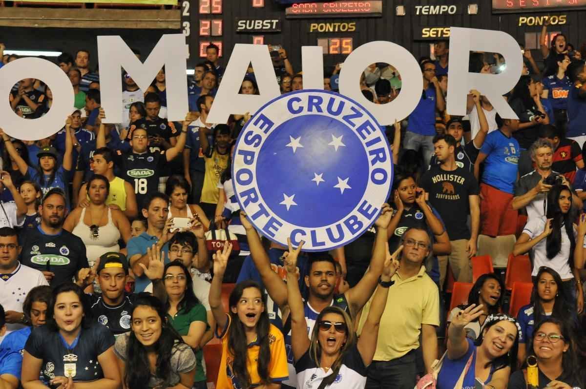 Imagens da premiao, da festa do time e da torcida cruzeirense no Mineirinho com o tri da Superliga