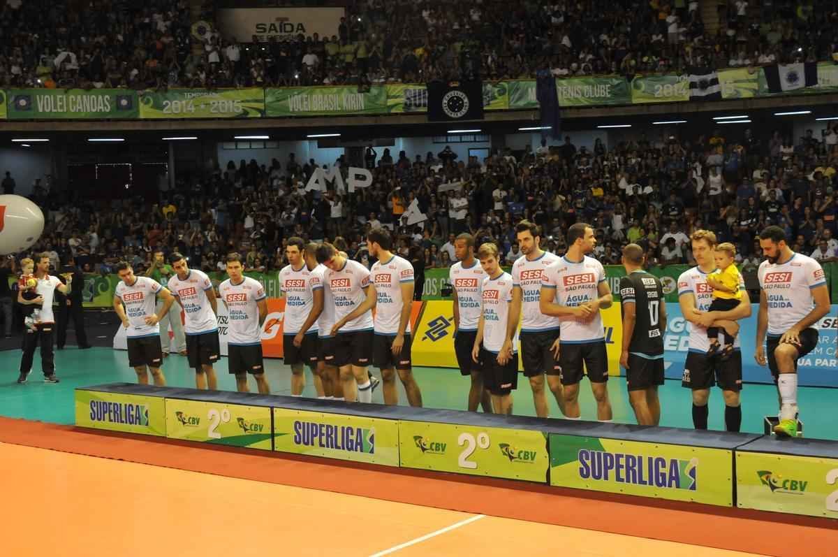 Imagens da premiao, da festa do time e da torcida cruzeirense no Mineirinho com o tri da Superliga