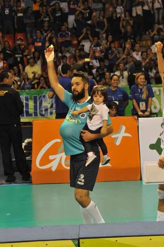Imagens da premiao, da festa do time e da torcida cruzeirense no Mineirinho com o tri da Superliga