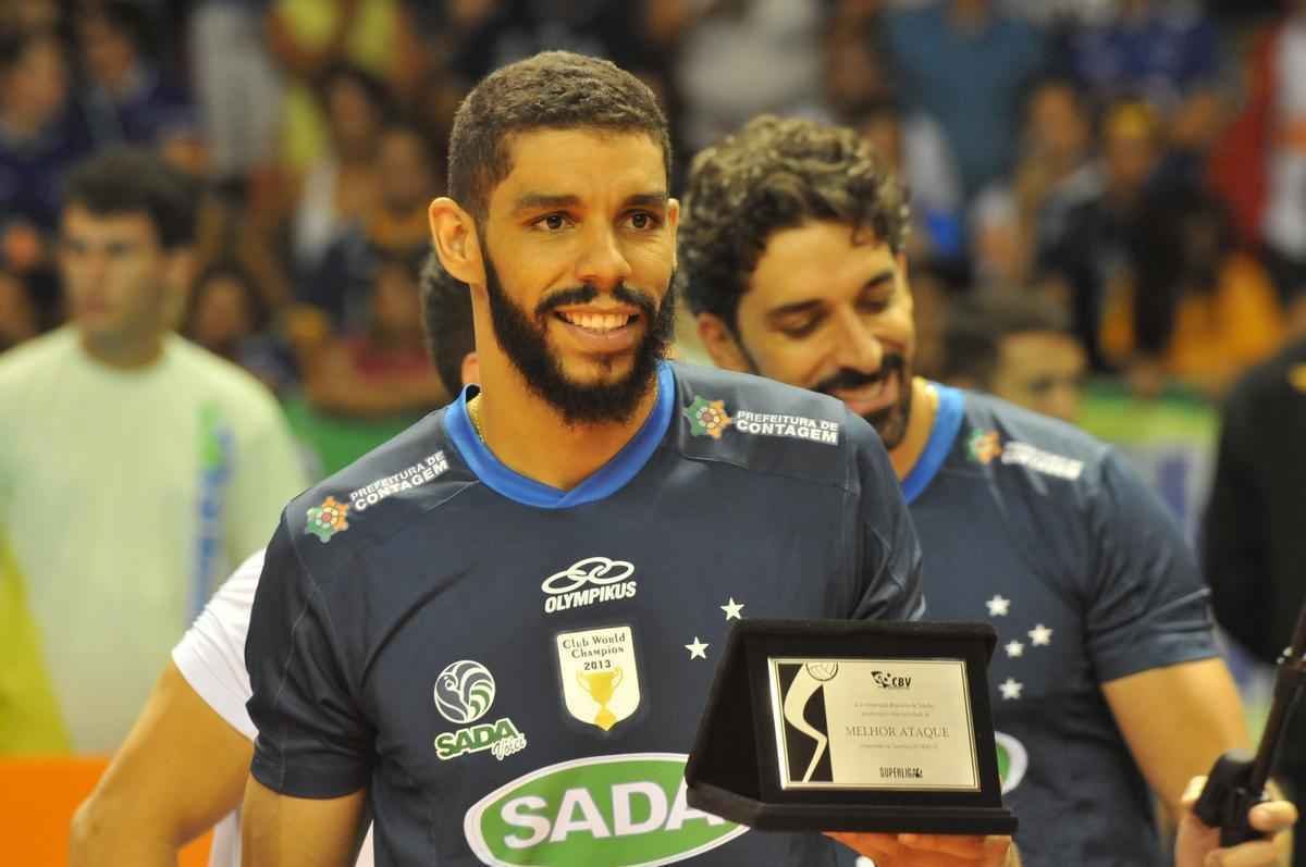 Imagens da premiao, da festa do time e da torcida cruzeirense no Mineirinho com o tri da Superliga
