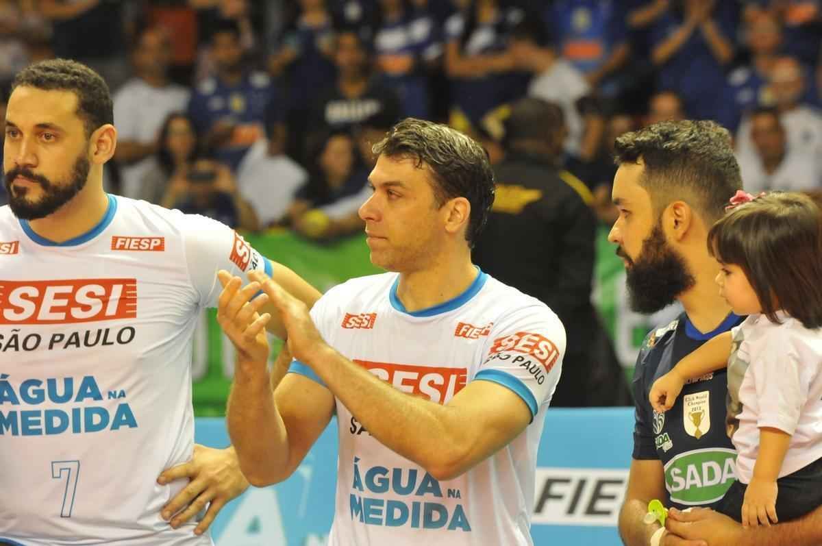 Imagens da premiao, da festa do time e da torcida cruzeirense no Mineirinho com o tri da Superliga