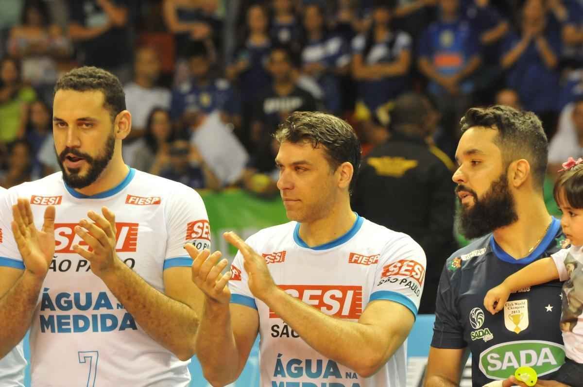 Imagens da premiao, da festa do time e da torcida cruzeirense no Mineirinho com o tri da Superliga