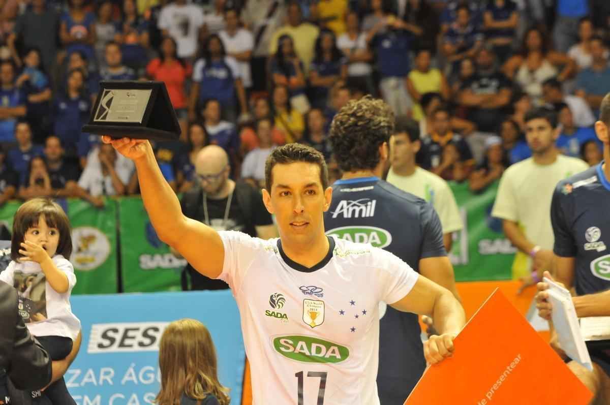 Imagens da premiao, da festa do time e da torcida cruzeirense no Mineirinho com o tri da Superliga