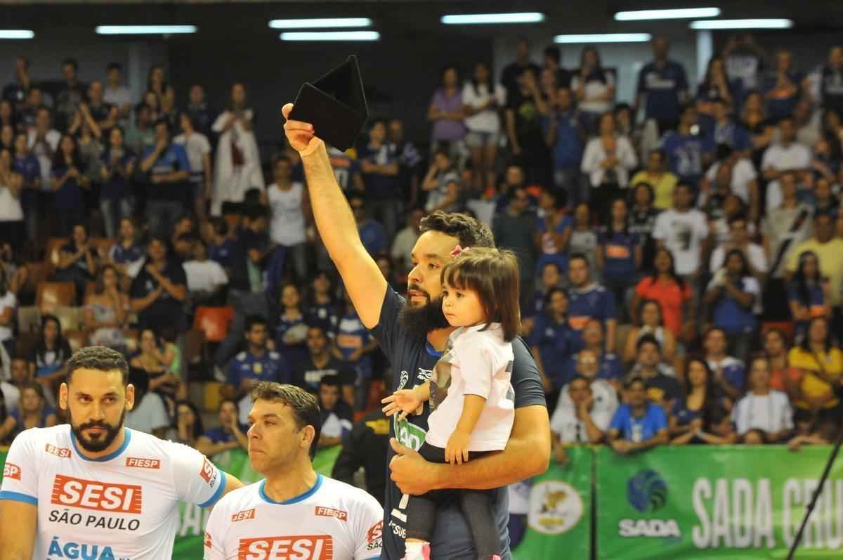 Imagens da premiao, da festa do time e da torcida cruzeirense no Mineirinho com o tri da Superliga