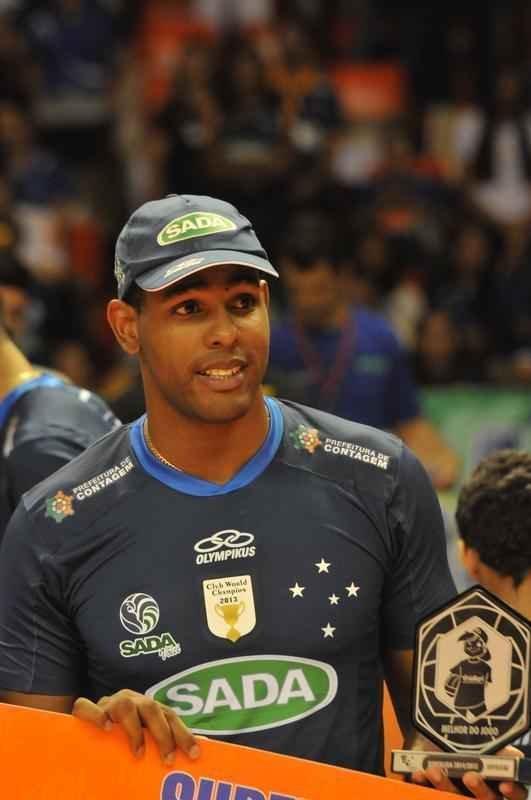 Imagens da premiao, da festa do time e da torcida cruzeirense no Mineirinho com o tri da Superliga