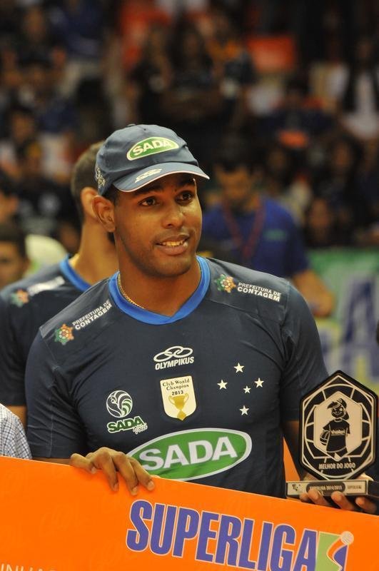Imagens da premiao, da festa do time e da torcida cruzeirense no Mineirinho com o tri da Superliga