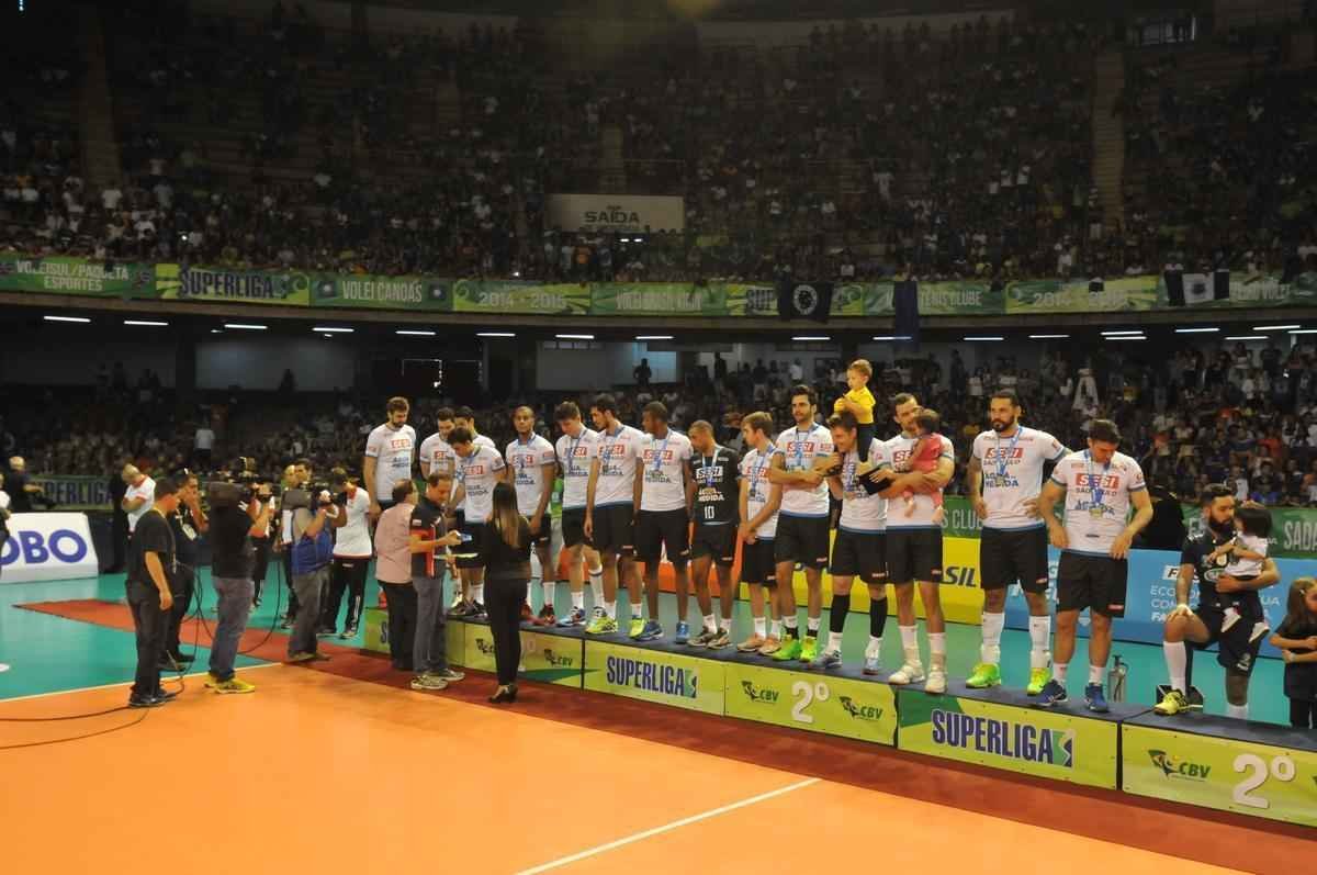 Imagens da premiao, da festa do time e da torcida cruzeirense no Mineirinho com o tri da Superliga