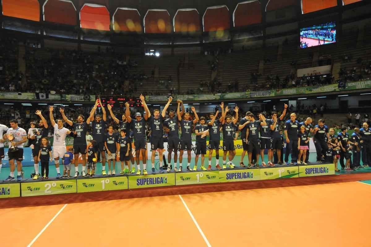 Imagens da premiao, da festa do time e da torcida cruzeirense no Mineirinho com o tri da Superliga