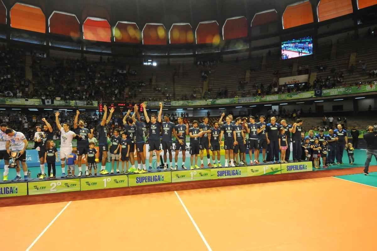Imagens da premiao, da festa do time e da torcida cruzeirense no Mineirinho com o tri da Superliga