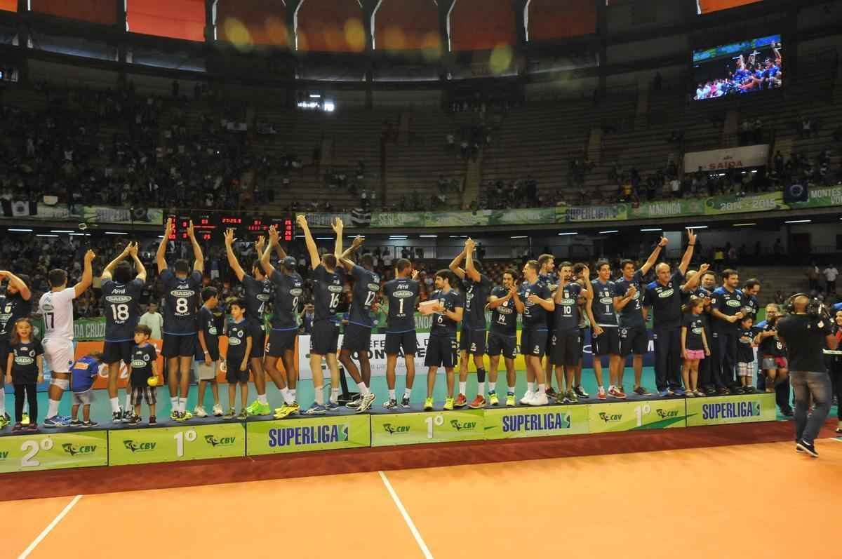 Imagens da premiao, da festa do time e da torcida cruzeirense no Mineirinho com o tri da Superliga