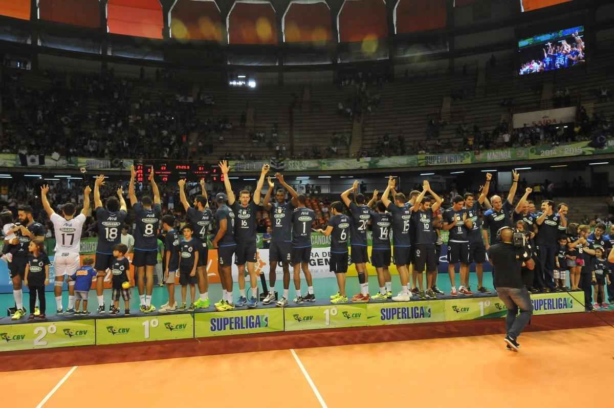 Imagens da premiao, da festa do time e da torcida cruzeirense no Mineirinho com o tri da Superliga