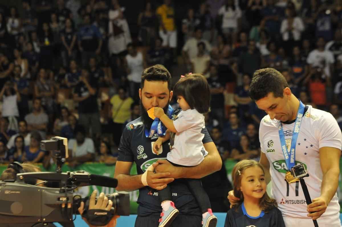 Imagens da premiao, da festa do time e da torcida cruzeirense no Mineirinho com o tri da Superliga