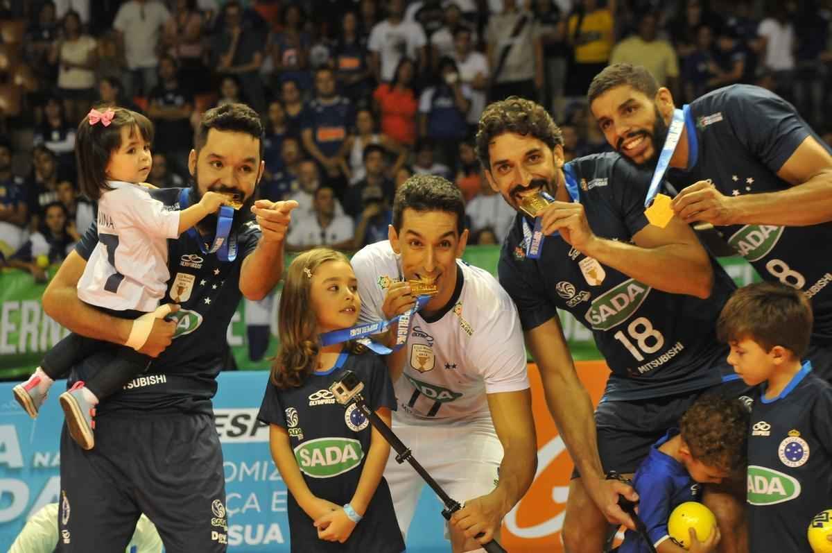 Imagens da premiao, da festa do time e da torcida cruzeirense no Mineirinho com o tri da Superliga