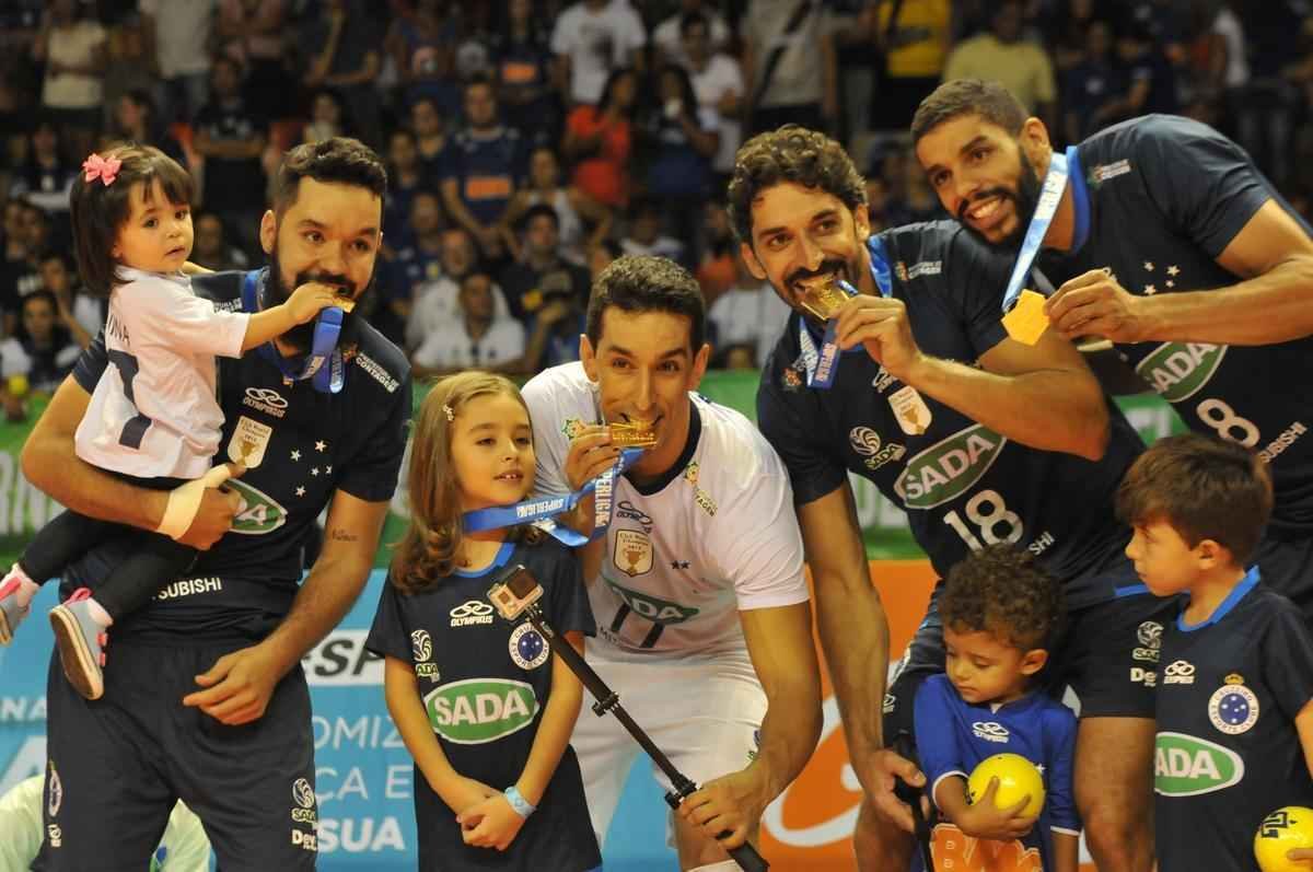 Imagens da premiao, da festa do time e da torcida cruzeirense no Mineirinho com o tri da Superliga