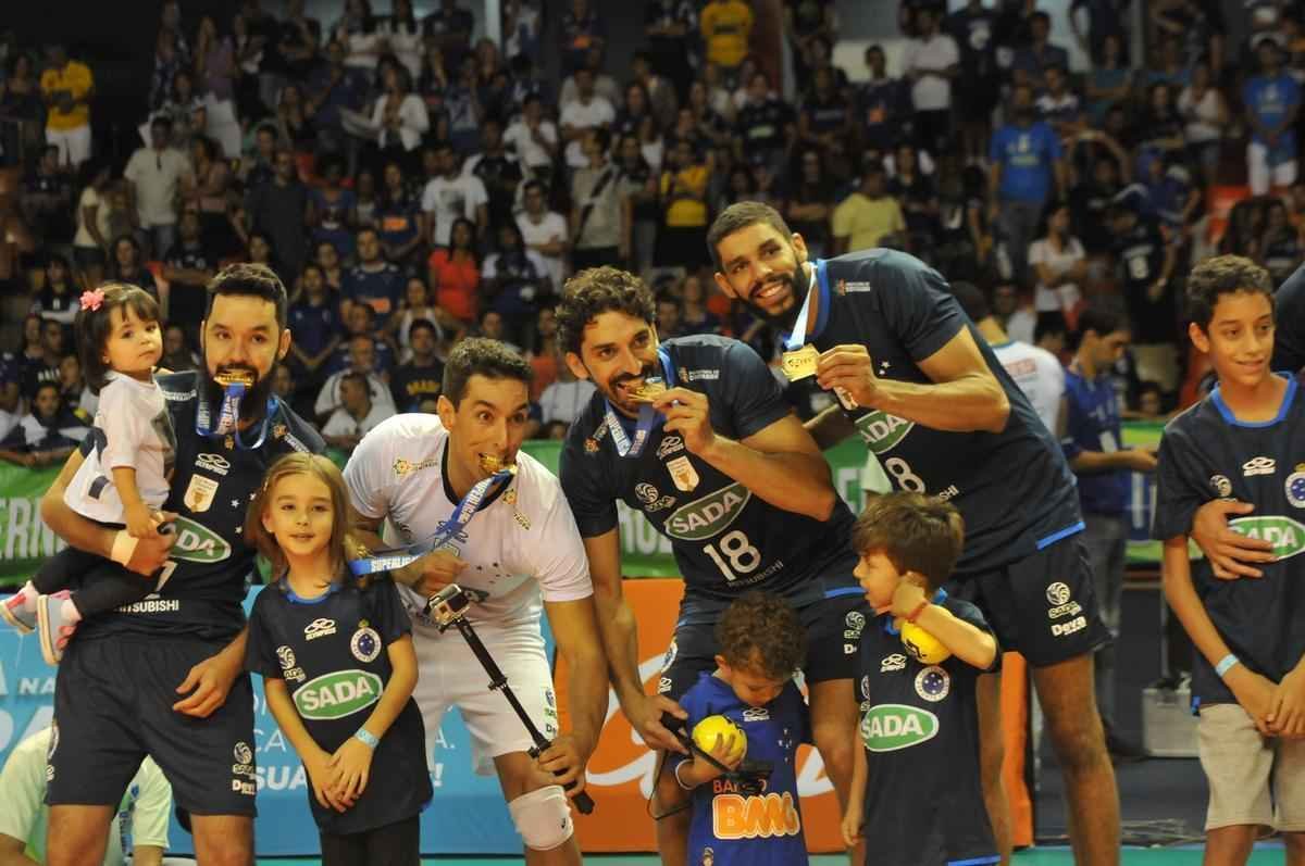 Imagens da premiao, da festa do time e da torcida cruzeirense no Mineirinho com o tri da Superliga