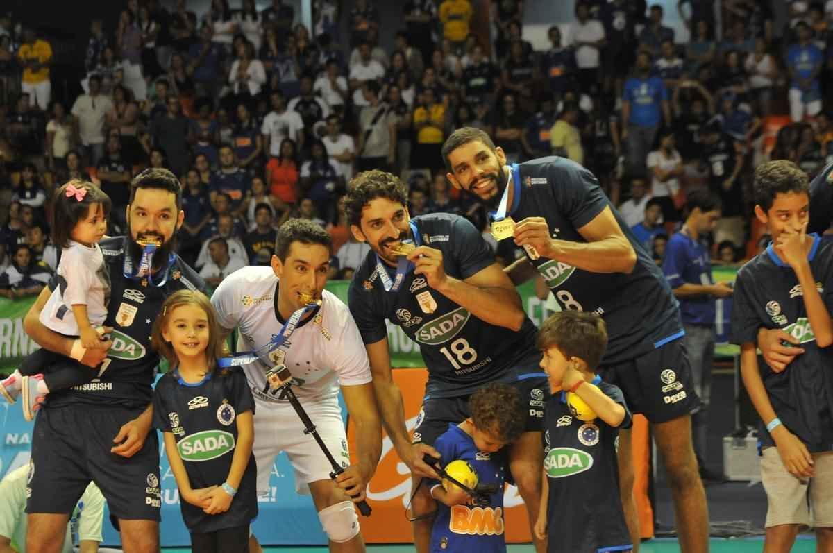 Imagens da premiao, da festa do time e da torcida cruzeirense no Mineirinho com o tri da Superliga