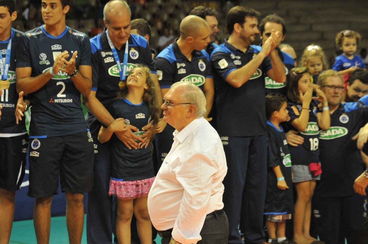 Imagens da premiao, da festa do time e da torcida cruzeirense no Mineirinho com o tri da Superliga