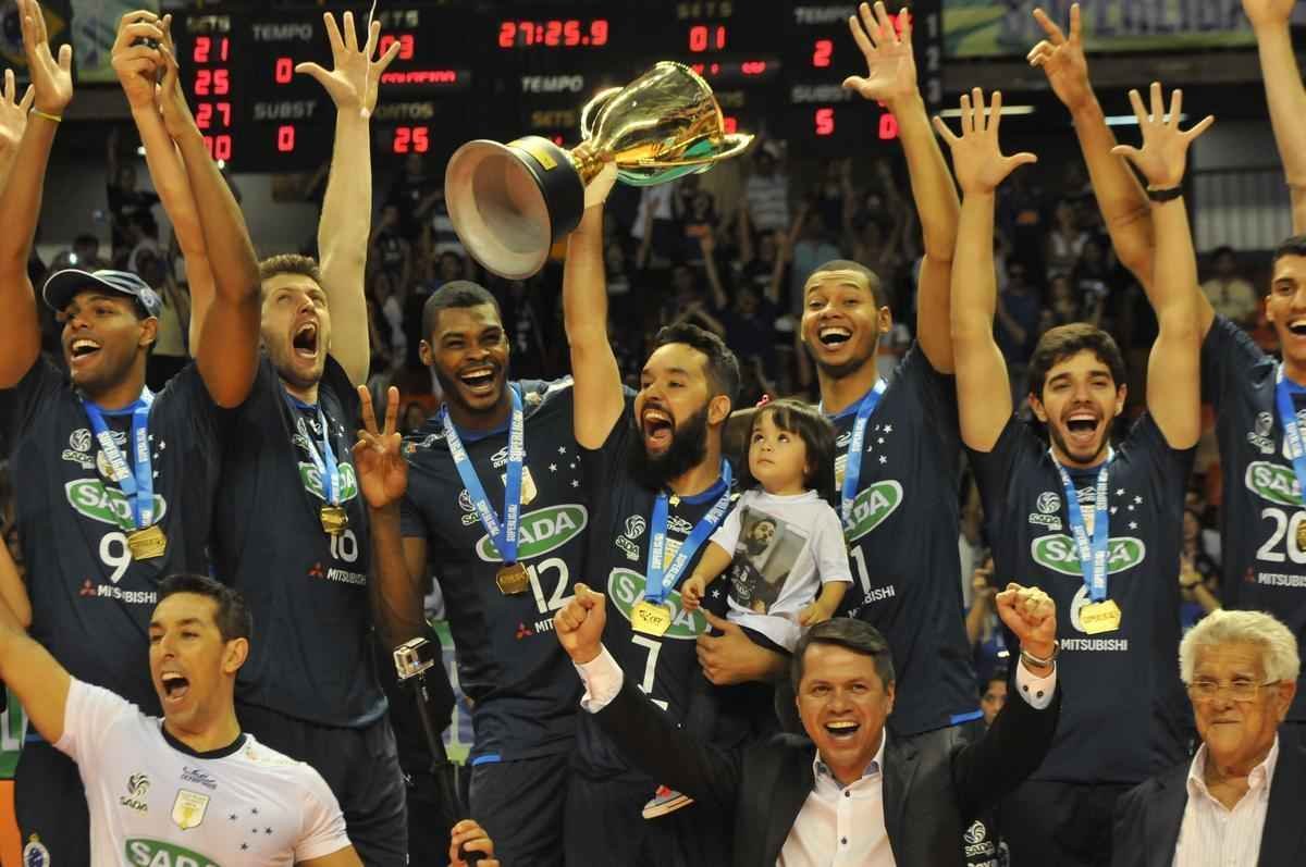 Imagens da premiao, da festa do time e da torcida cruzeirense no Mineirinho com o tri da Superliga