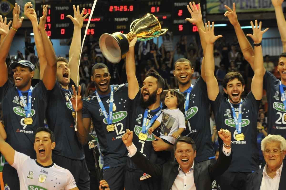 Imagens da premiao, da festa do time e da torcida cruzeirense no Mineirinho com o tri da Superliga