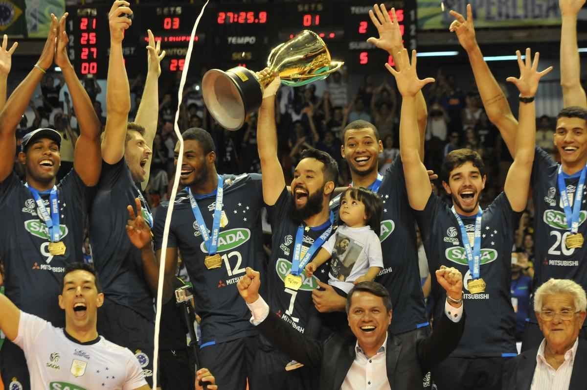 Imagens da premiao, da festa do time e da torcida cruzeirense no Mineirinho com o tri da Superliga