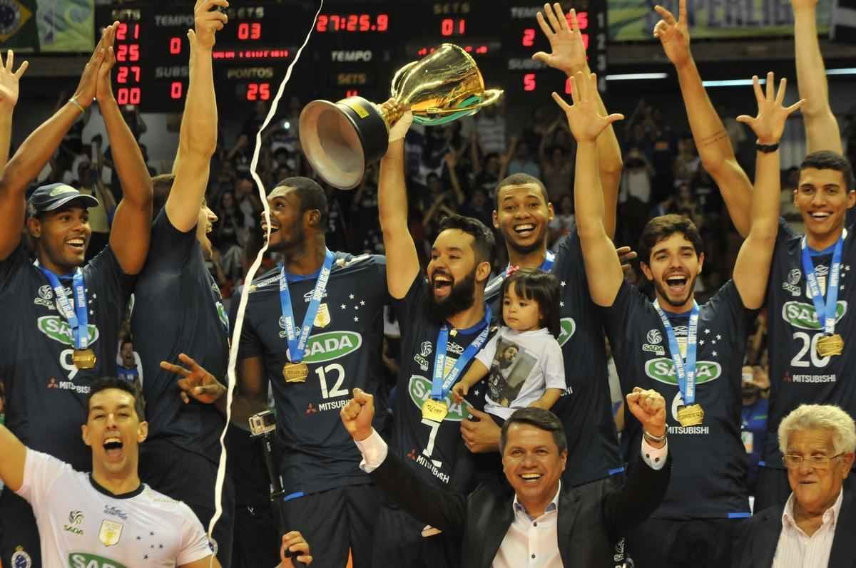 Imagens da premiao, da festa do time e da torcida cruzeirense no Mineirinho com o tri da Superliga