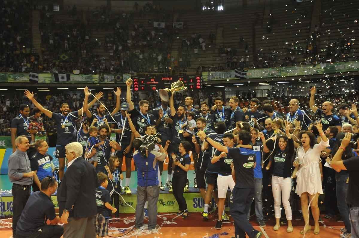 Imagens da premiao, da festa do time e da torcida cruzeirense no Mineirinho com o tri da Superliga