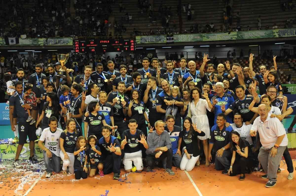 Imagens da premiao, da festa do time e da torcida cruzeirense no Mineirinho com o tri da Superliga