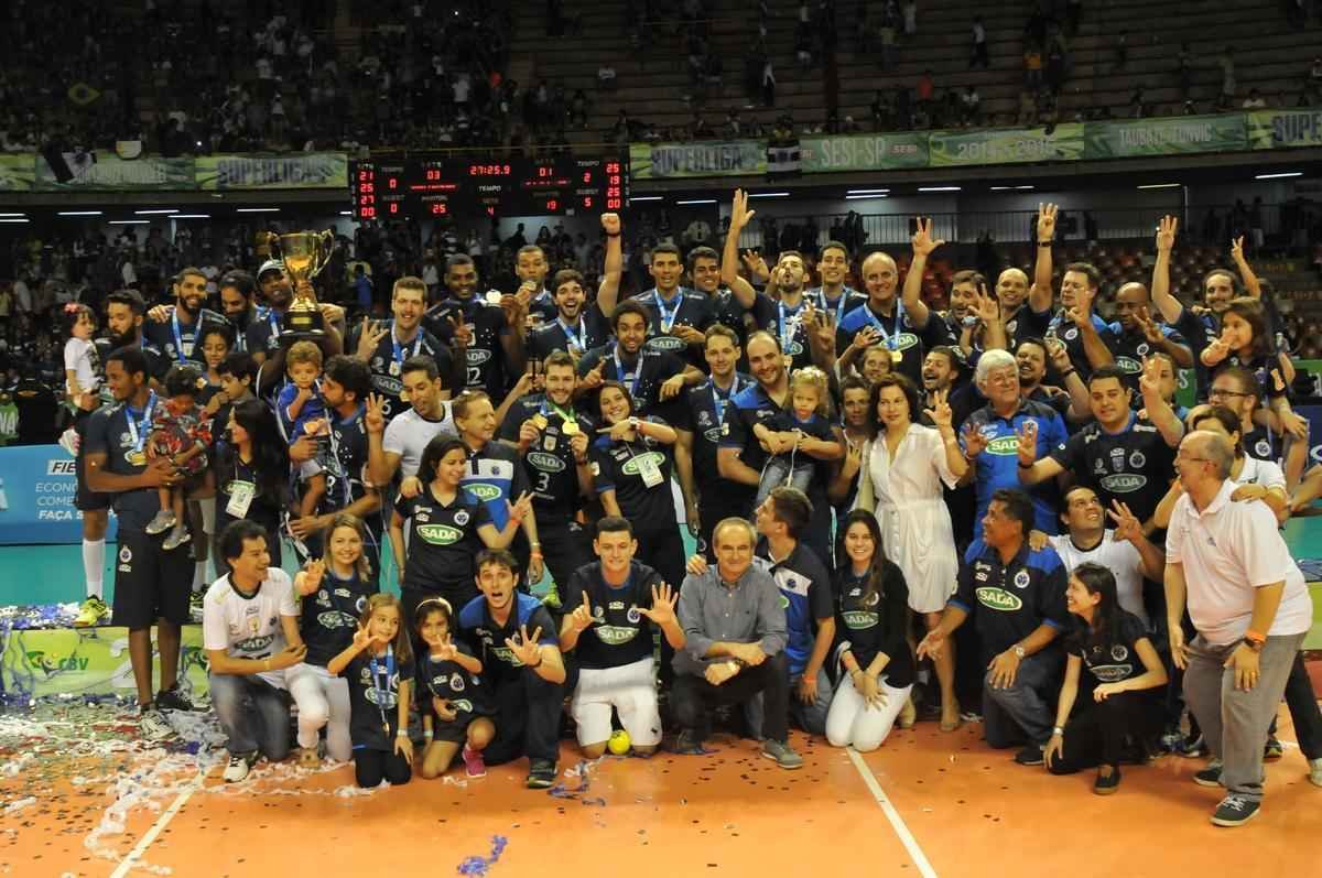 Imagens da premiao, da festa do time e da torcida cruzeirense no Mineirinho com o tri da Superliga