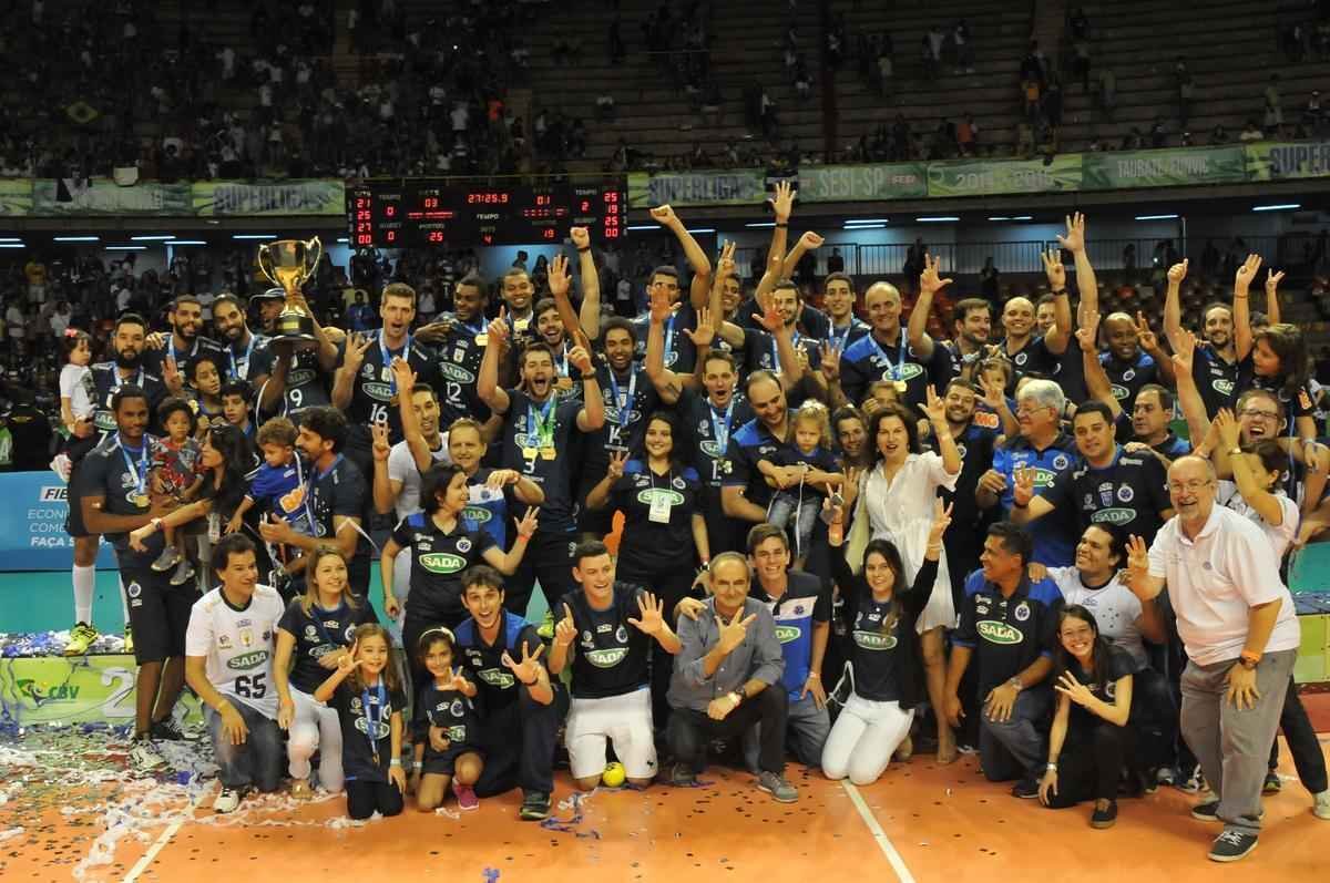 Imagens da premiao, da festa do time e da torcida cruzeirense no Mineirinho com o tri da Superliga