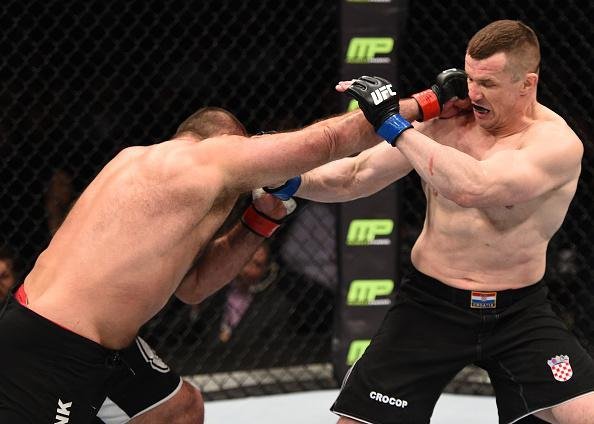 Imagens da revanche histrica entre Cro Cop e Napo, vencida pelo croata por nocaute tcnico no terceiro round